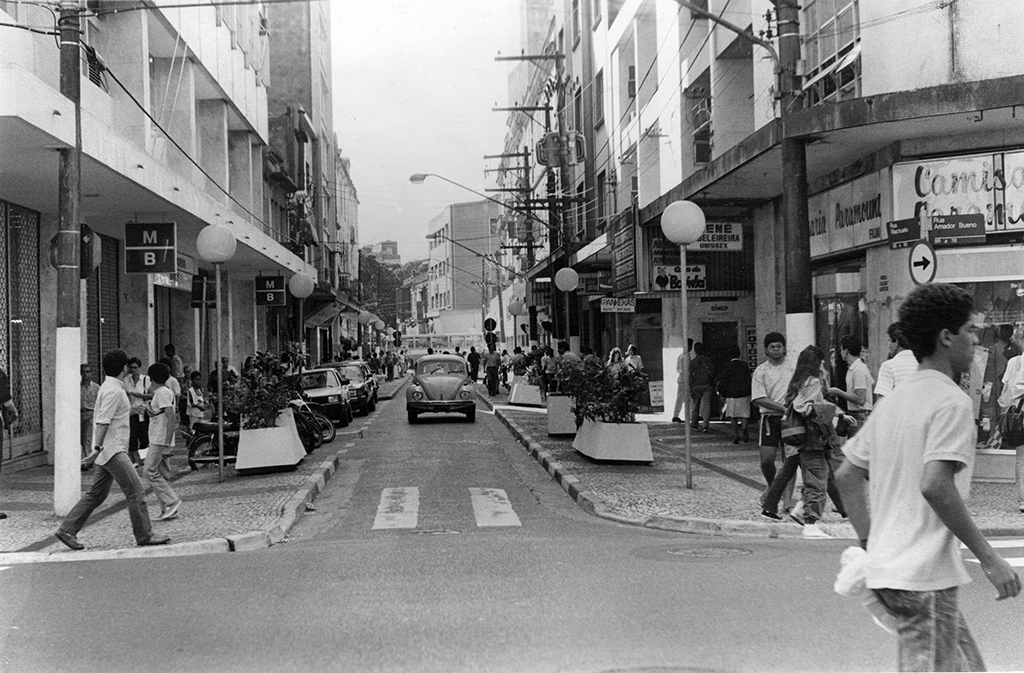 pastaaz_199_rua_riachuelo_com_amador_bueno_fotgrafo_jos_herrera_1985.jpg