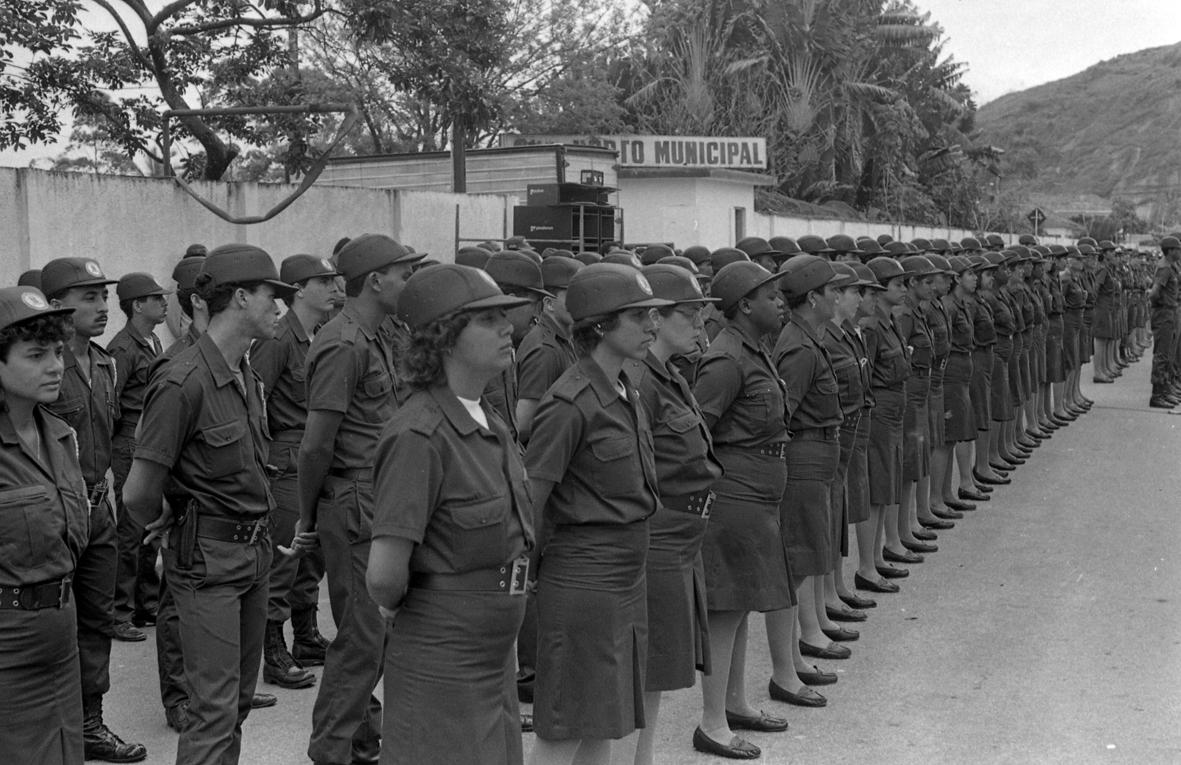 secom_gaveta_posse_do_comandante_da_guarda_municipal_26_01_1989_tira_5_fot11_jos_herrera.jpg